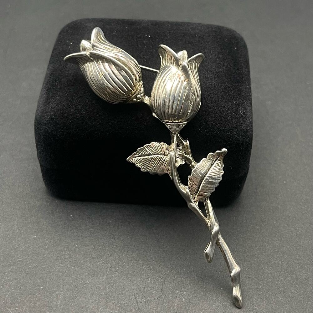 Signed Oscar de la Renta Brooch Silver Plated Rosebud Roses Flower Pin Boutineer